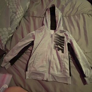 Boys Nike Light Gray and black Jacket in size medium (6)